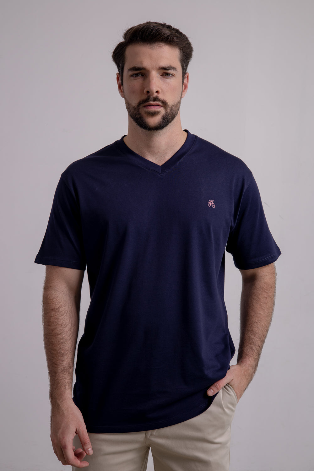 Azul Silencio (Franela azul marino cuello V + Pantalón beige)