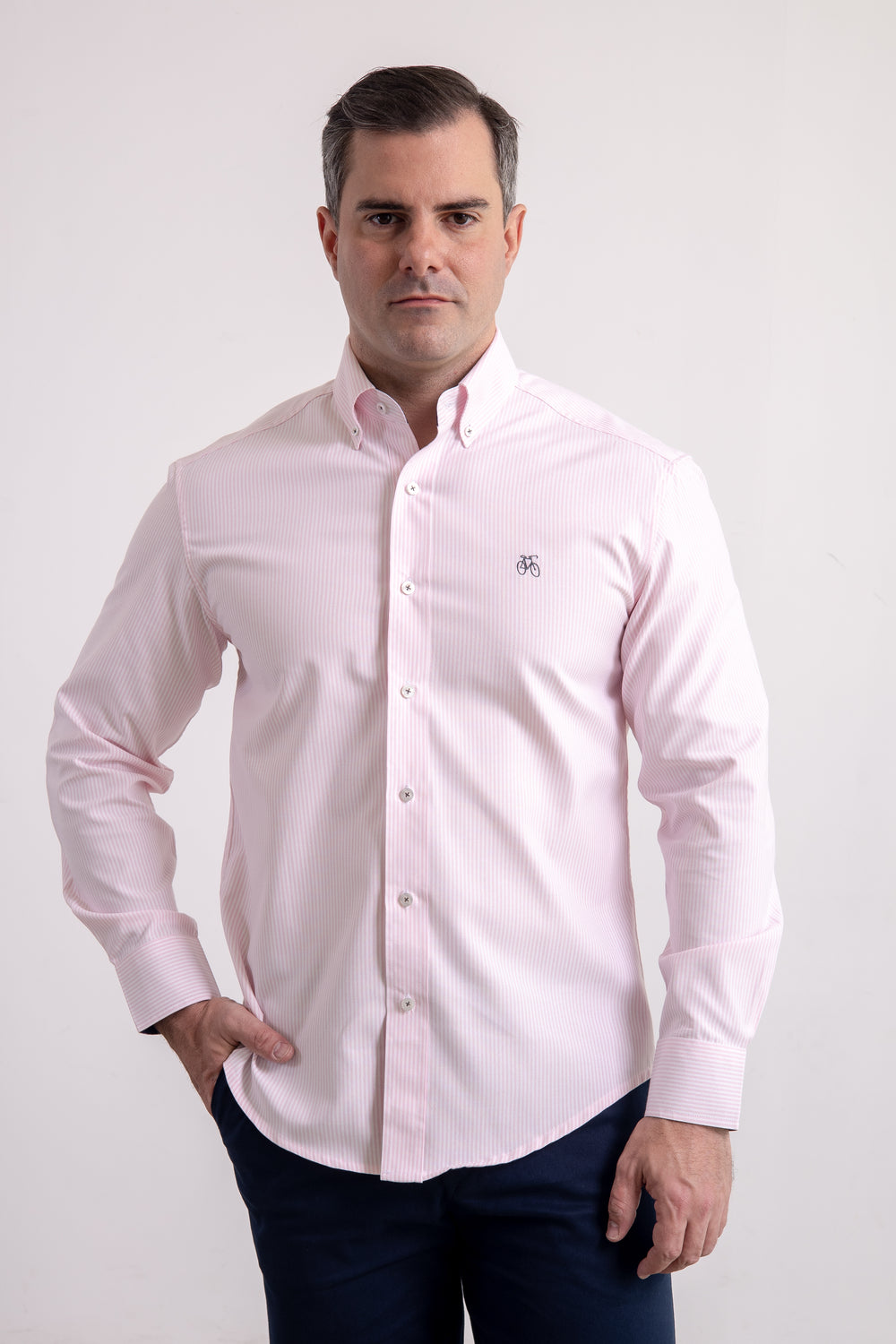 Estilo Diplomático (Rayas rosadas + Pantalón azul)