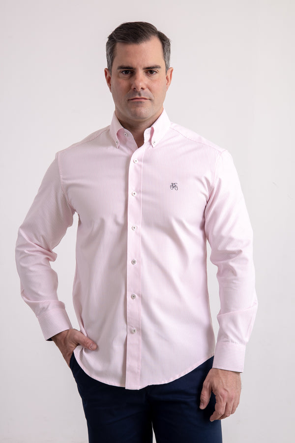 Estilo Diplomático (Rayas rosadas + Pantalón azul)